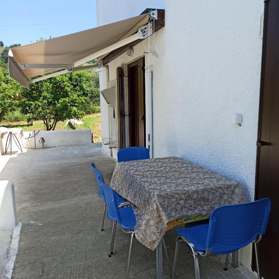 Εξοχική Κατοικία - Cottage Τίνα Líri Exterior foto